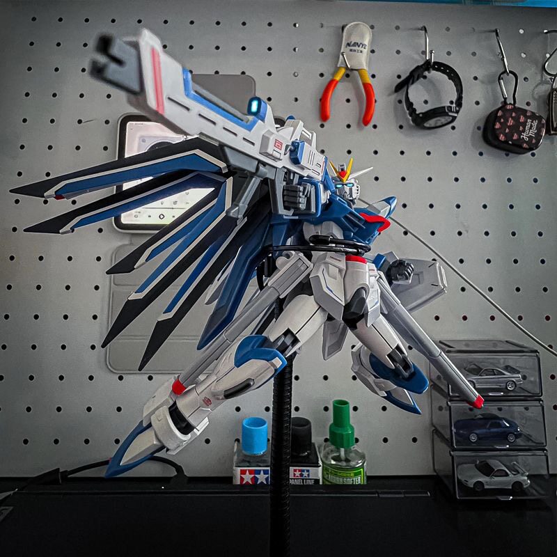 طقم نموذج ميكا بلاستيكي بمقياس - مراجعة Bandai Gundam Rg وسعره