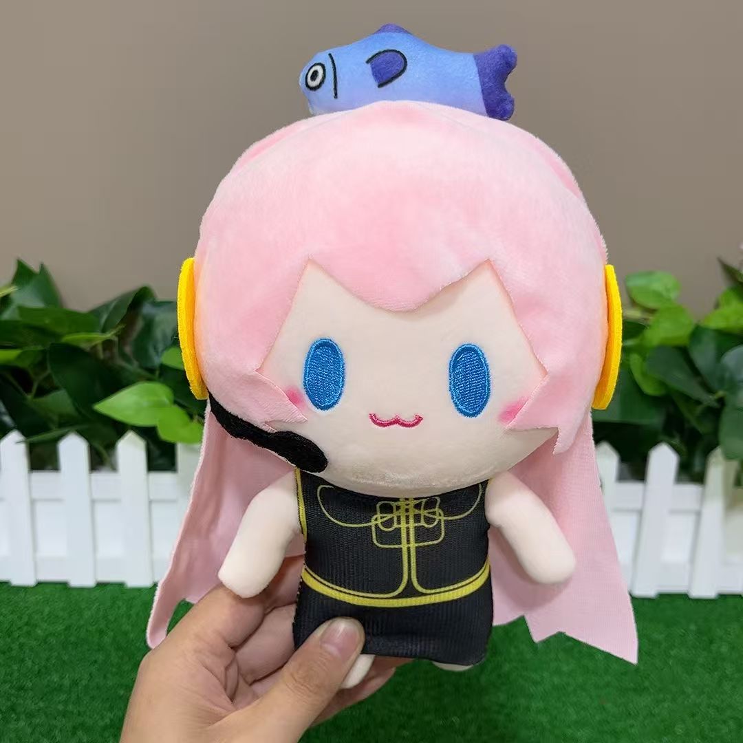 دمية قطيفة إبداعية على شكل شخص - مراجعة Anime Merchandise Bag وسعره