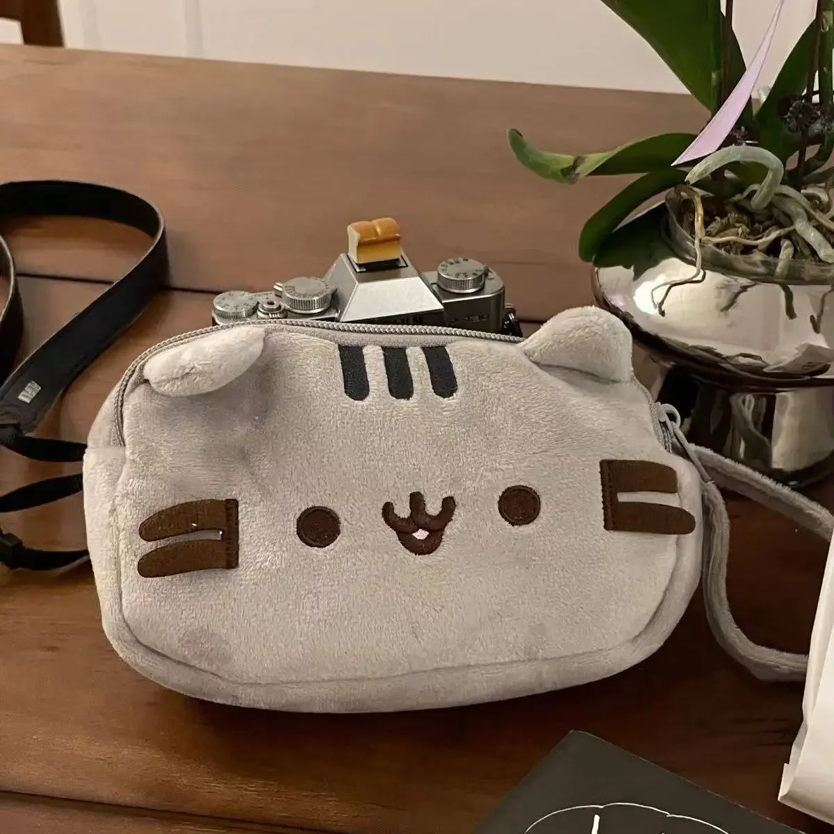 حقيبة أقلام رصاص لطيفة على شكل - مراجعة Anime Merchandise Bag وسعره